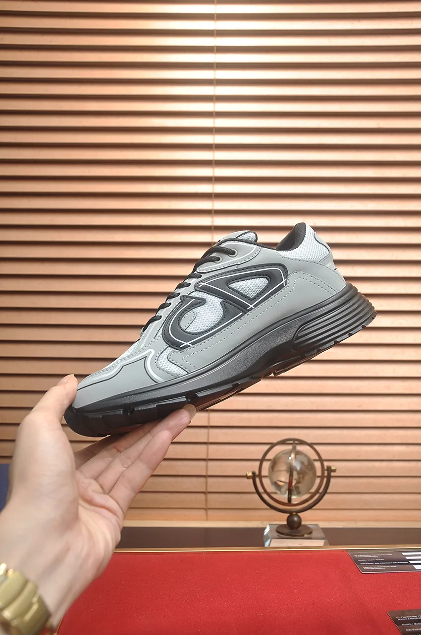 Men's men's shoes 💰: 500💶 (top original order) Brand: Dior (Dior) Standard code: Men's code 38-44 (45 customized) Grade: Same as the official website Material: Top original cowhide spliced ​​together Original wear-resistant and lightweight outsole Style category: Fashionable casual shoes Distinguished luxury brand elements top luxury Color: Actual picture color